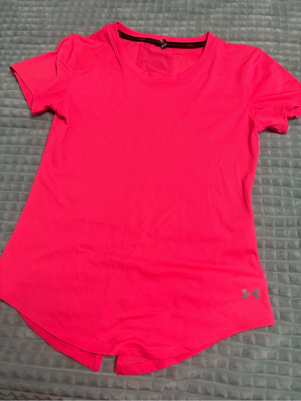 Under Armour Women's Pink Short Sleeve Performance Tee— LIKE NEW!!